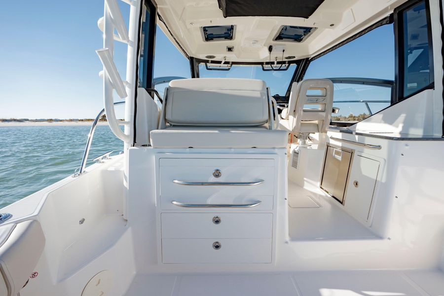 2023 Boston Whaler 325 Conquest