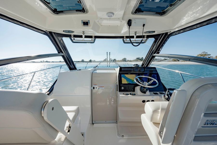 2023 Boston Whaler 325 Conquest