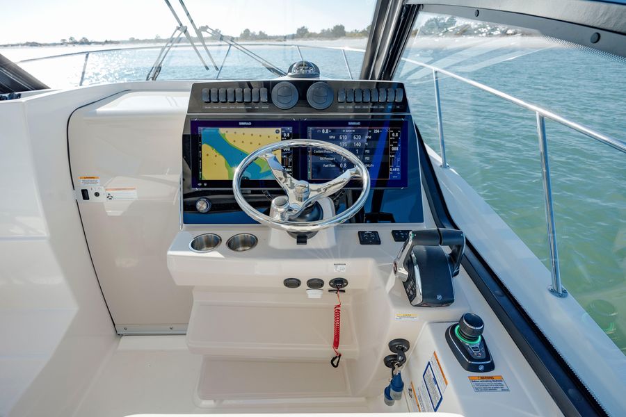 2023 Boston Whaler 325 Conquest