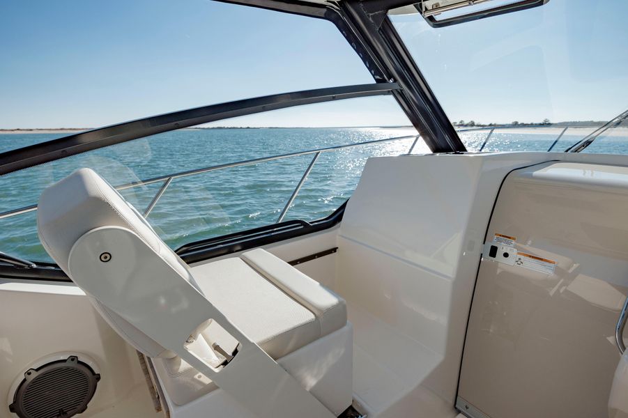 2023 Boston Whaler 325 Conquest