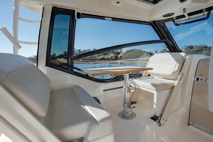 2023 Boston Whaler 325 Conquest