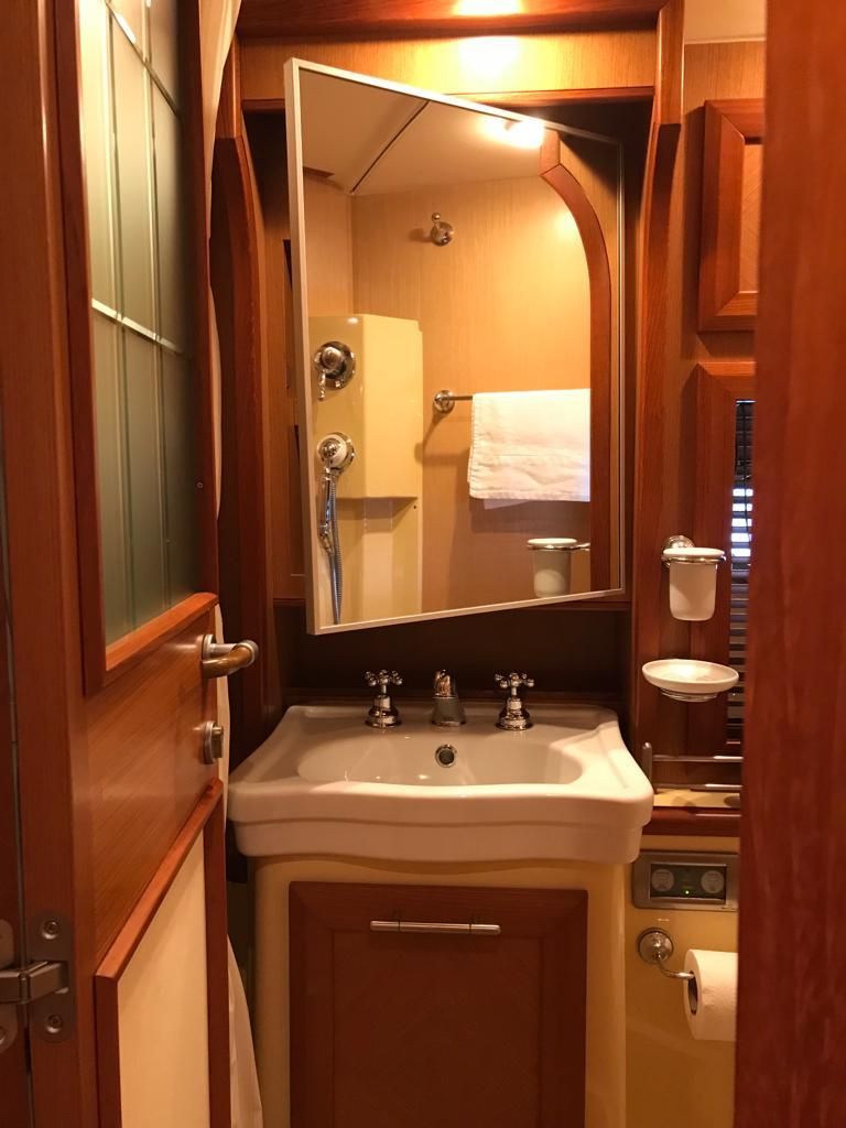 2008 Mochi Craft 44 