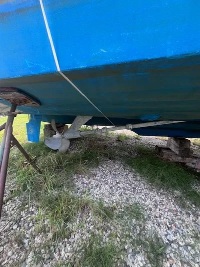 Getaway Yacht Photos Pics 2001 Tiara Yachts 3500 Express boat hull and propeller on dry land.