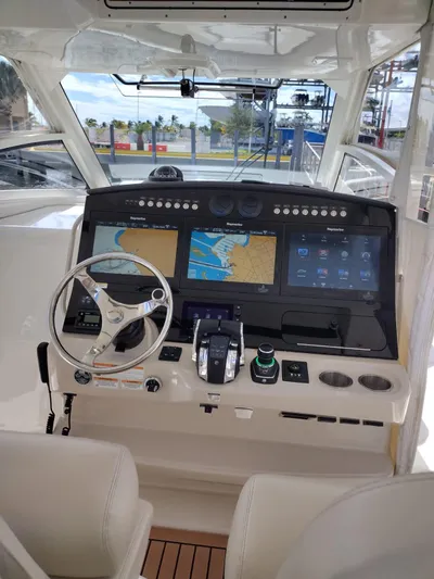 Inspiration II Yacht Photos Pics 2018 Boston Whaler 420 Outrage helm with advanced navigation displays and controls.