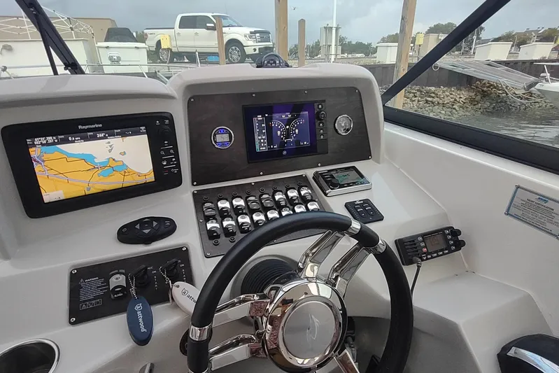  Yacht Photos Pics 2017 Rinker EX 320 boat dashboard with navigation and control systems.