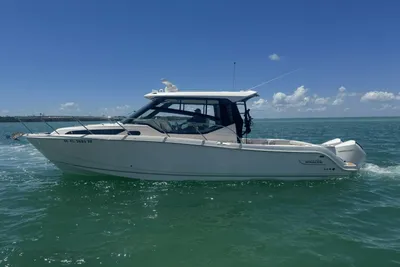 Boston Whaler 325 Conquest
