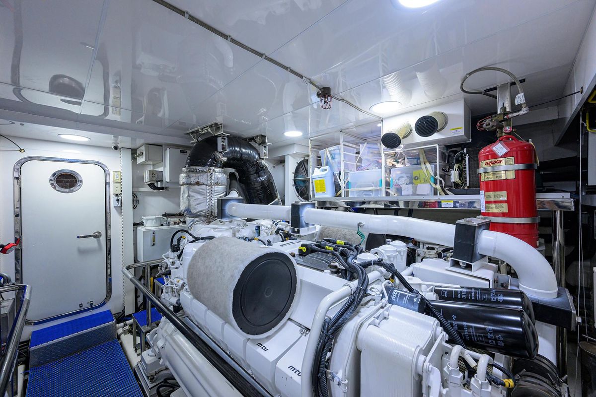 2013 Ocean Alexander 90 