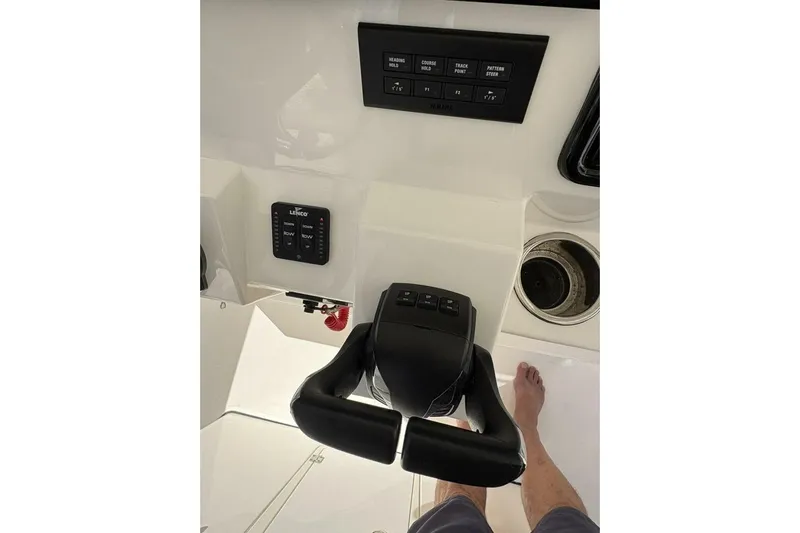 Hot Pursuit Yacht Photos Pics 2023 Pursuit S 288- Helm/Electronics