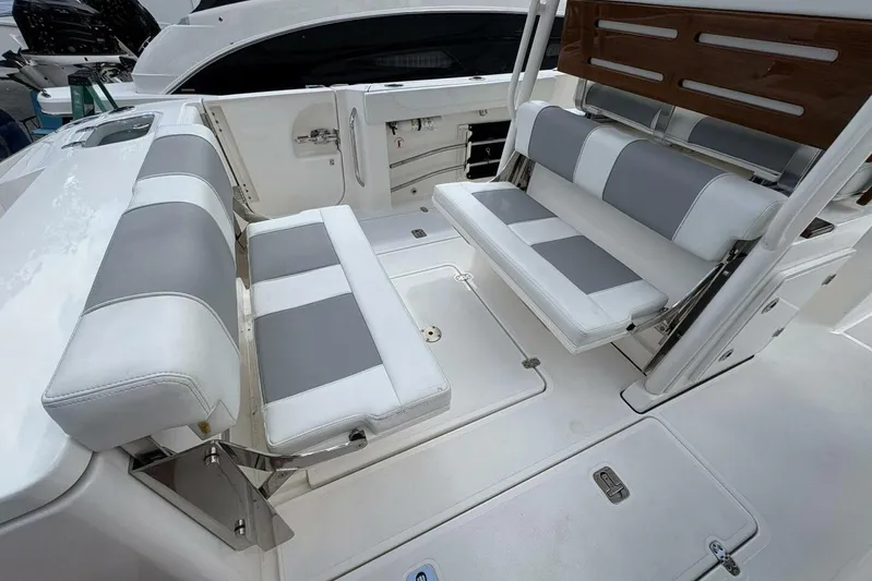 Hot Pursuit Yacht Photos Pics 2023 Pursuit S 288