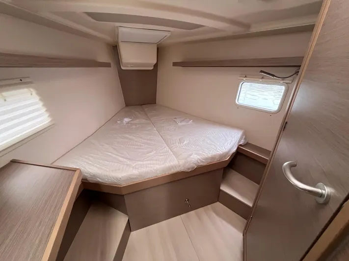 Silver Alert Yacht Photos Pics Cozy cabin interior of 2021 Hanse 418 yacht with a comfortable bed and wooden furnishings.