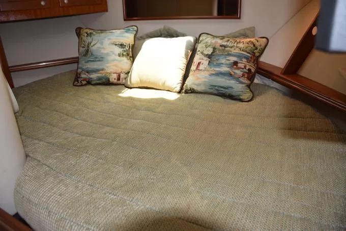 Rahiti Yacht Photos Pics Large berth area