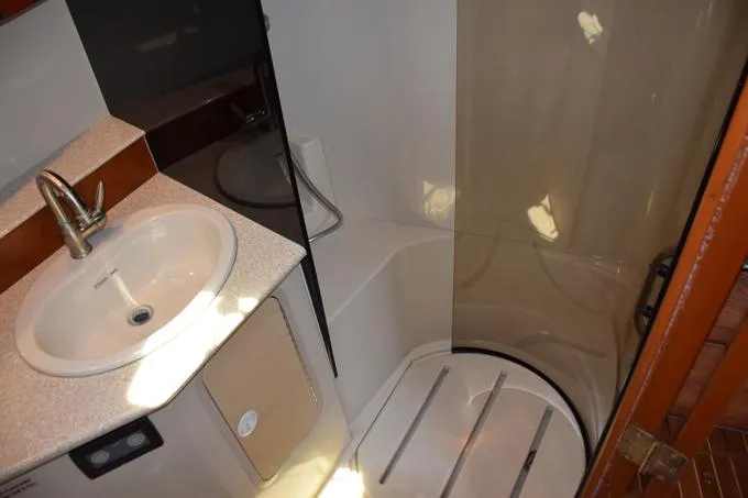 Rahiti Yacht Photos Pics Shower