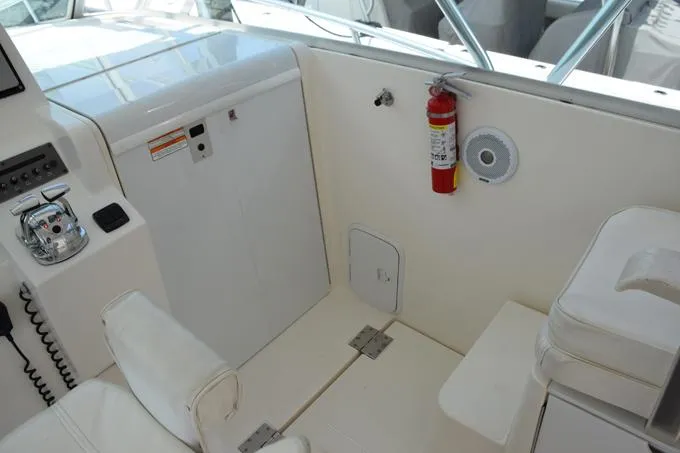 Rahiti Yacht Photos Pics Cabin door closed