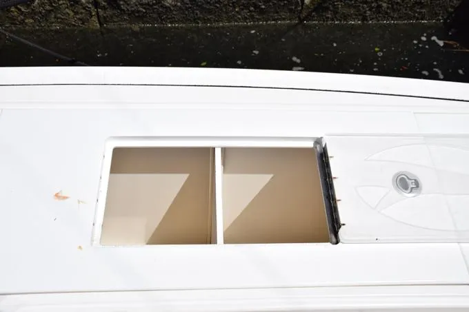 Rahiti Yacht Photos Pics Separated bait space and clear lid