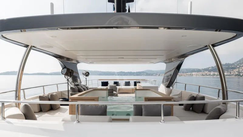 Les Bruxellois Yacht Photos Pics SANLORENZO SD 126 flybridge