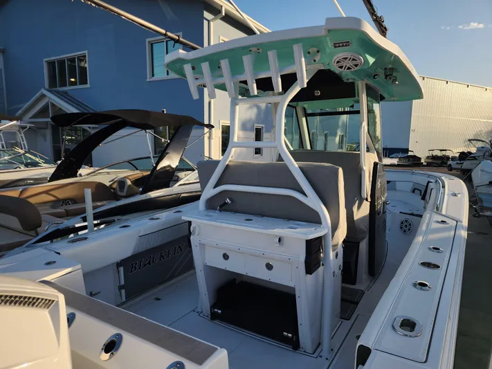  Yacht Photos Pics 2023 Blackfin 272 CC boat with modern design and spacious deck.