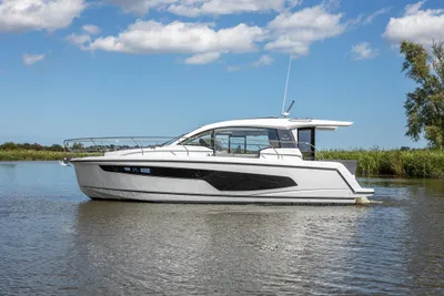 2023 Sealine C335