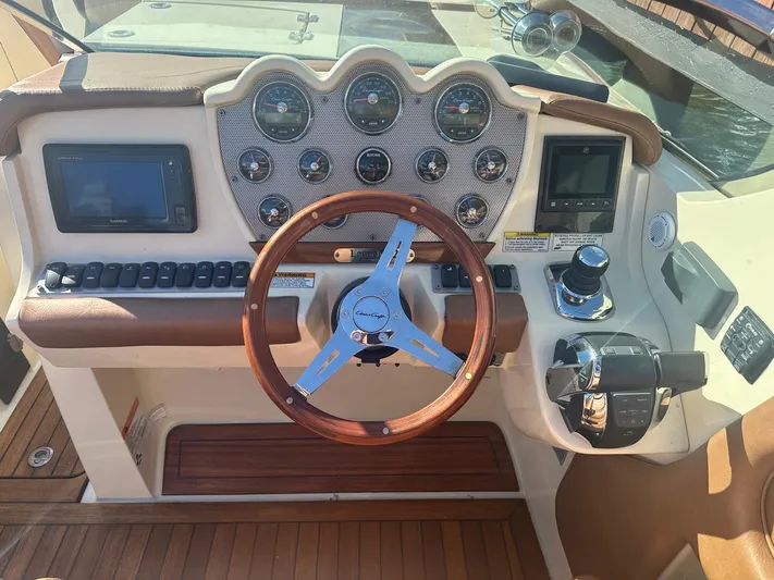  Yacht Photos Pics Cockpit of a 2015 Chris-Craft Launch 32 boat.