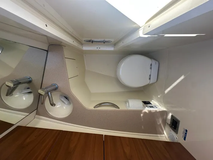  Yacht Photos Pics Interior of Chris-Craft Launch 32 yacht, bathroom view.