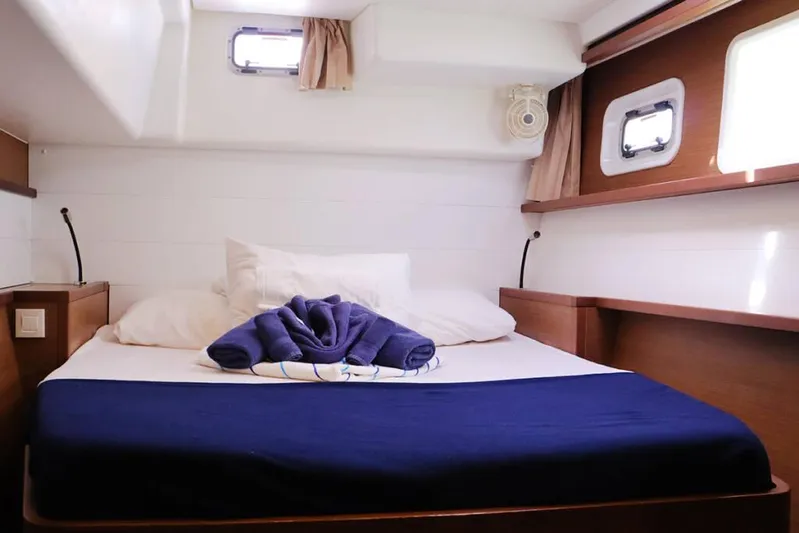 Libertas Ds Yacht Photos Pics Cozy cabin interior of 2019 Lagoon 450 F catamaran with bed and portholes.