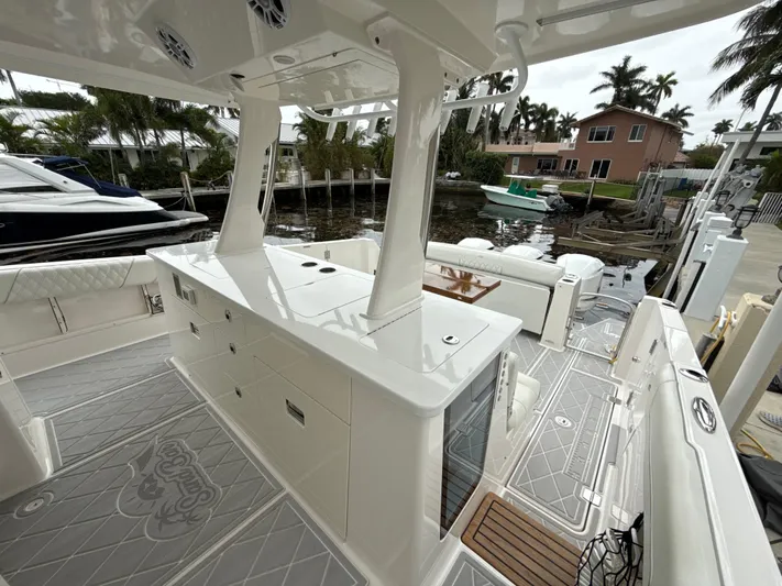  Yacht Photos Pics 2021 Regal 38 SAV boat interior with sleek design, spacious deck, and modern amenities.
