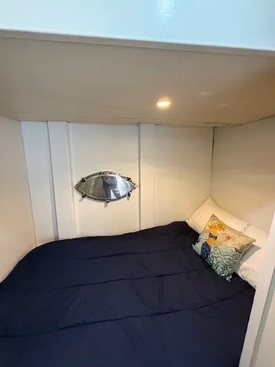 Mia Yacht Photos Pics Cozy cabin in Contenzo Eagle 90 boat, 2009 model.