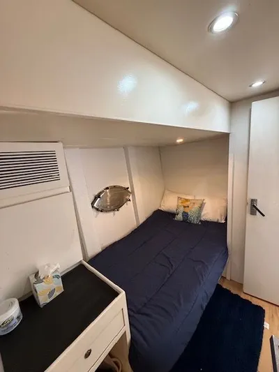 Mia Yacht Photos Pics Cozy cabin on the 2009 Contenzo Eagle 90 yacht.