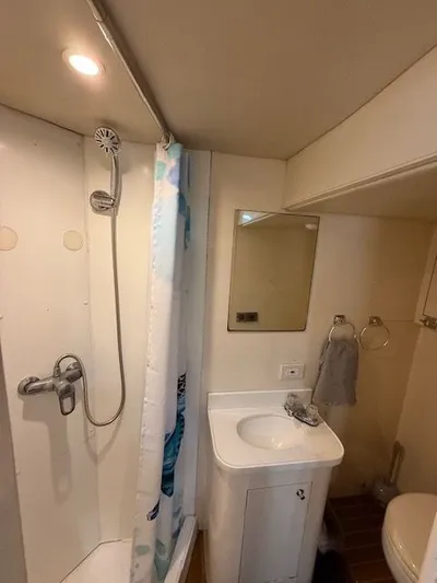 Mia Yacht Photos Pics Compact bathroom in Custom Contenzo Eagle 90 RV, year 2009.