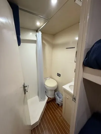 Mia Yacht Photos Pics Compact bathroom in Custom Contenzo Eagle 90, year 2009.