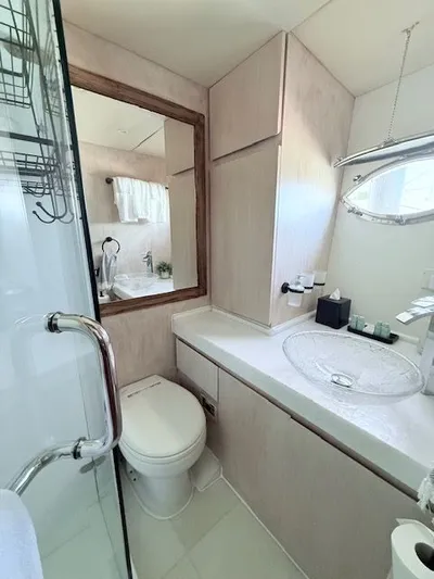 Mia Yacht Photos Pics Modern bathroom in Custom Contenzo Eagle 90 RV, year 2009.