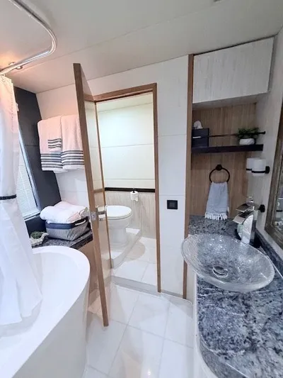 Mia Yacht Photos Pics Luxurious bathroom in Custom Contenzo Eagle 90, year 2009.
