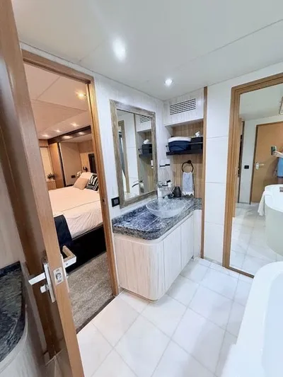 Mia Yacht Photos Pics Luxurious bathroom in Custom Contenzo Eagle 90 yacht, year 2009.