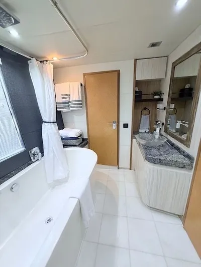 Mia Yacht Photos Pics Modern bathroom in Contenzo Eagle 90 RV, year 2009.