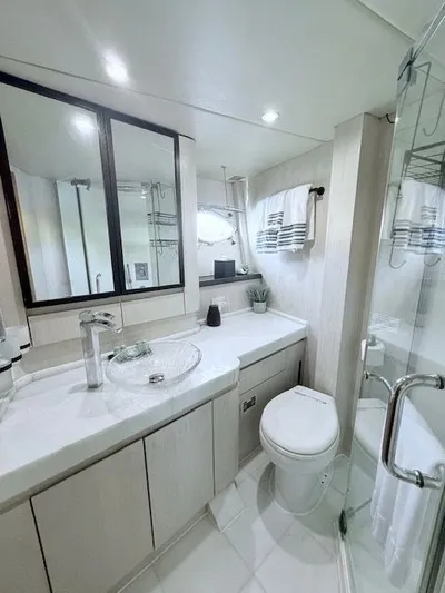 Mia Yacht Photos Pics Luxurious bathroom on a Custom Contenzo Eagle 90 yacht, year 2009.