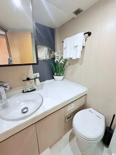 Mia Yacht Photos Pics Luxurious bathroom on the Contenzo Eagle 90 yacht, year 2009.