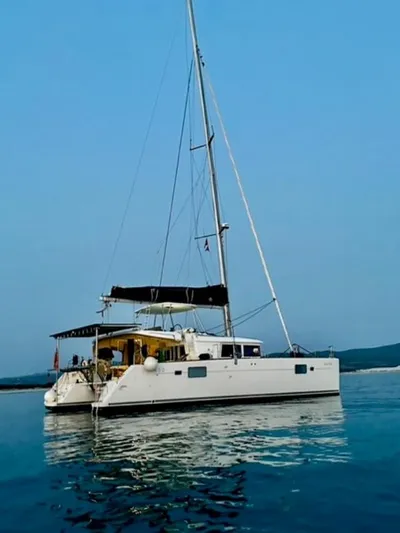 Angels Share Yacht Photos Pics 2015 Lagoon 450 F catamaran sailing on calm waters under a clear blue sky.