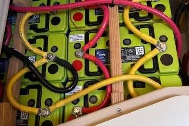 Petrel Yacht Photos Pics Battery setup, simple and safe (no bird's nests)