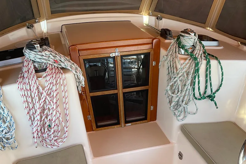 Petrel Yacht Photos Pics Cockpit of 2001 Island Packet 420 sailboat with ropes and wooden hatch.