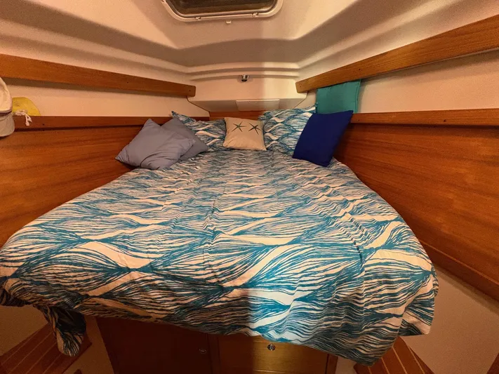 Ventosa Yacht Photos Pics Cozy cabin bed in 2006 Catalina 350 sailboat with blue patterned bedding.