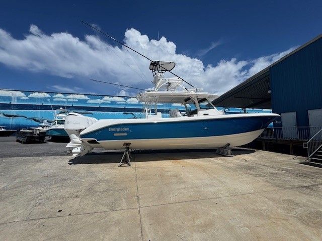Everglades 435 Center Console