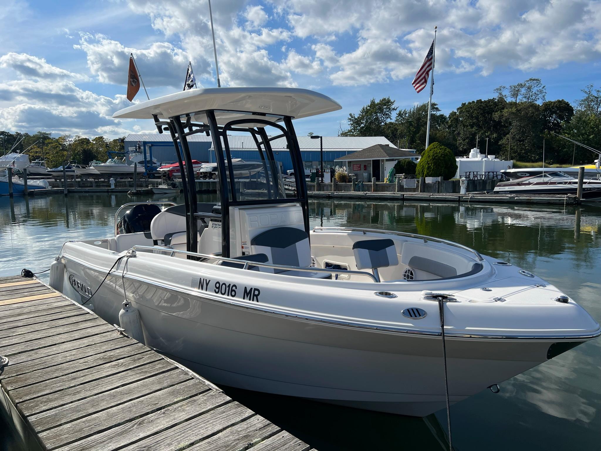 Robalo R230 Center Console 2022 Used Boat for Sale in Kingston