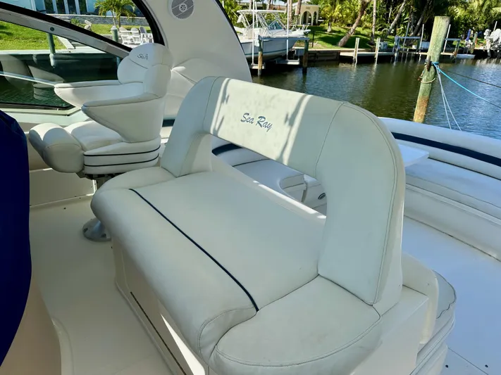 Alibi Yacht Photos Pics 2004 Sea Ray 420 Sundancer boat interior with white seating and waterfront view.