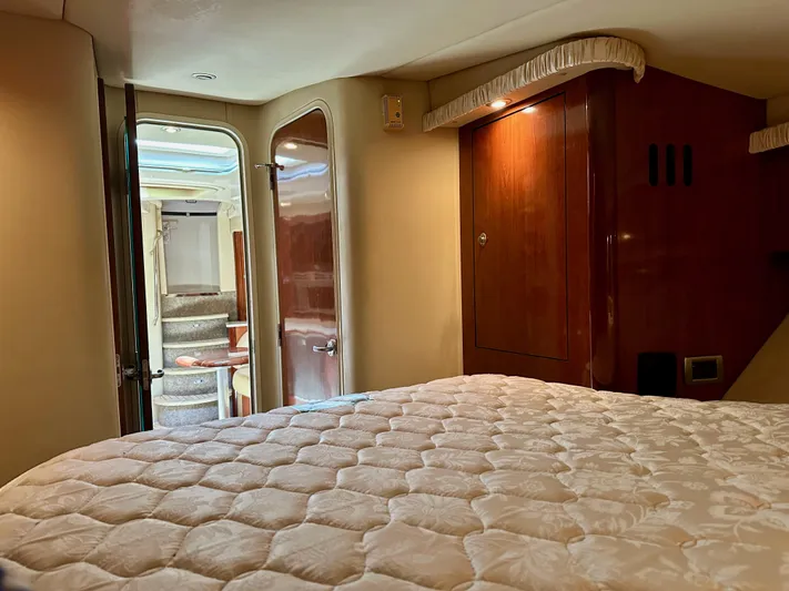Alibi Yacht Photos Pics Interior cabin of 2004 Sea Ray 420 Sundancer with bed and wooden cabinetry.