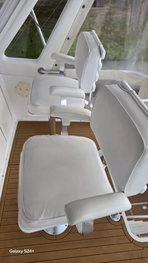  Yacht Photos Pics Interior seating of 1997 Ocean Yachts 40 Super Sport with white cushioned chairs.