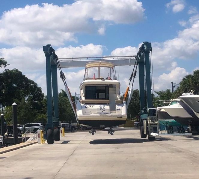 2013 Carver 34 Flybridge Command Bridge