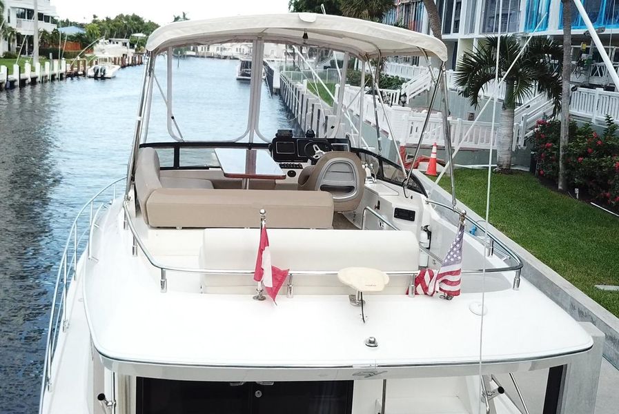 2013 Carver 34 Flybridge Command Bridge