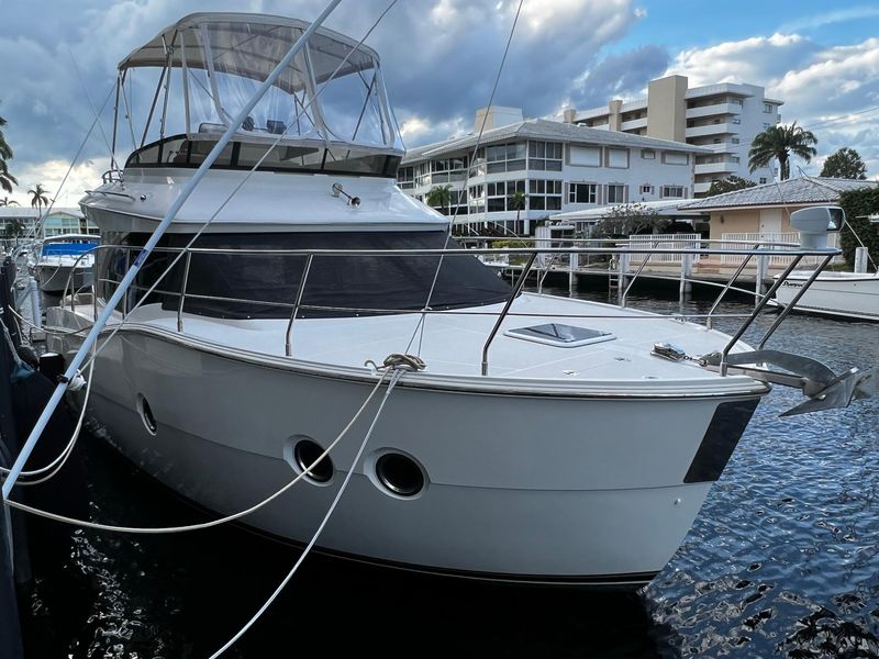 2013 Carver 34 Flybridge Command Bridge