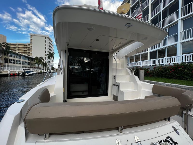 2013 Carver 34 Flybridge Command Bridge