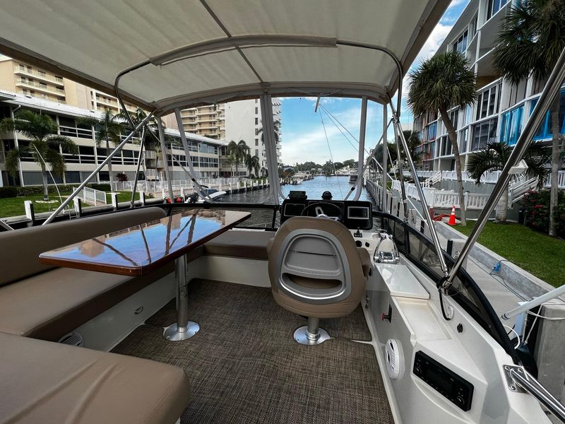 2013 Carver 34 Flybridge Command Bridge