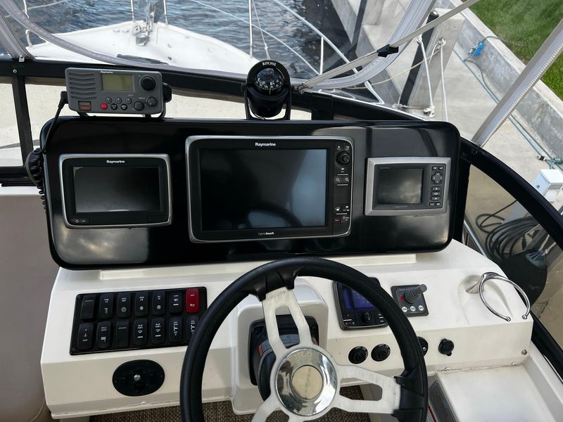 2013 Carver 34 Flybridge Command Bridge